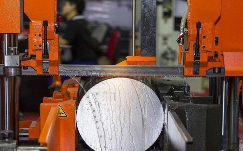 红花岗立式金属带锯床切削出现跑带故障解决方法！
